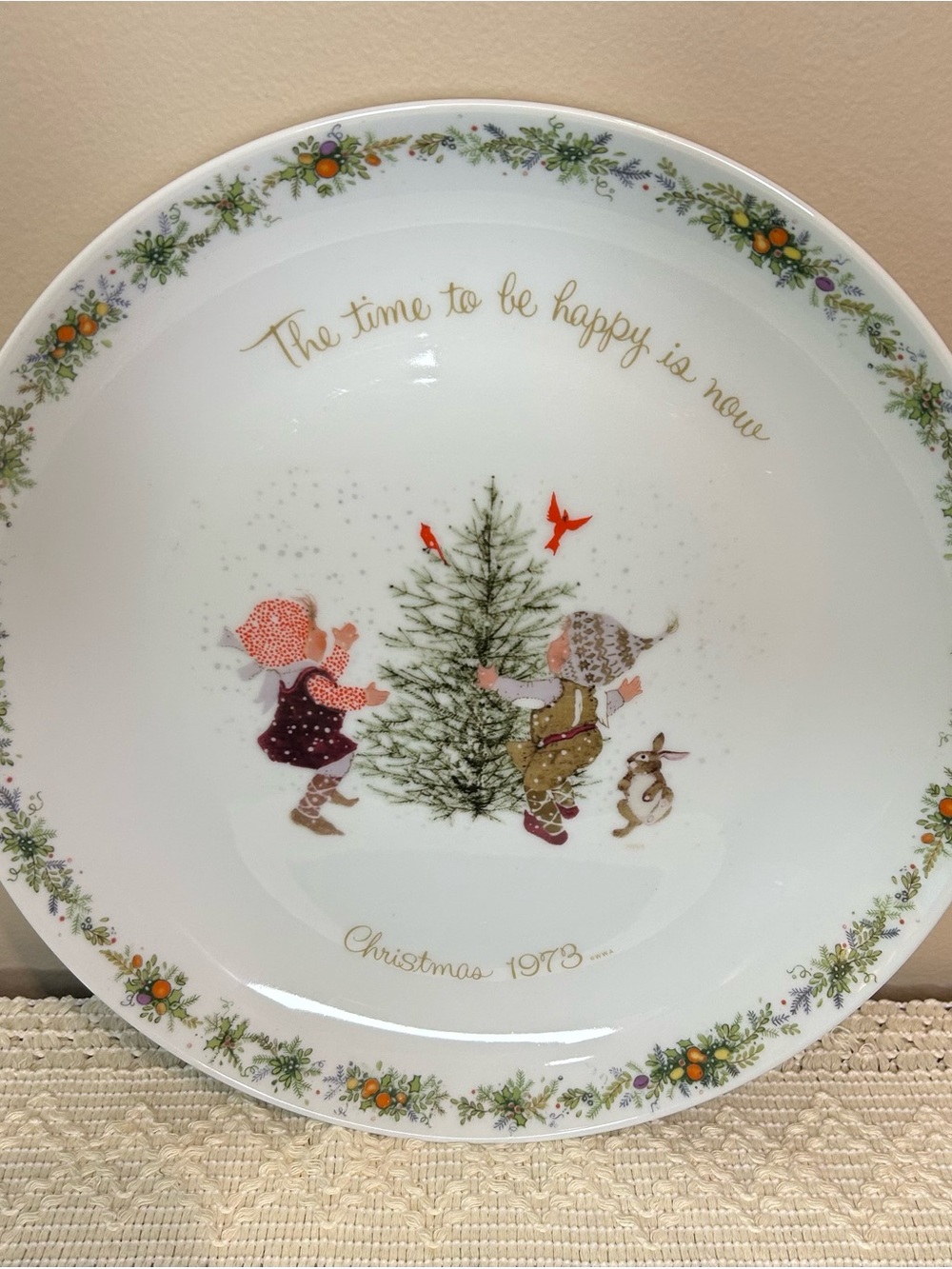 Holly Hobbie VTG 1973 Commemorative Christmas Plate. 10.5 inches